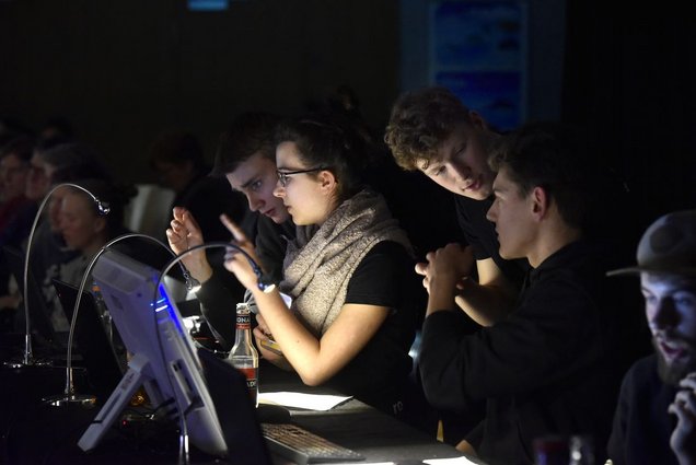 SchülerInnen arbeiten vor Bildschirmen während einer Schulveranstaltung.