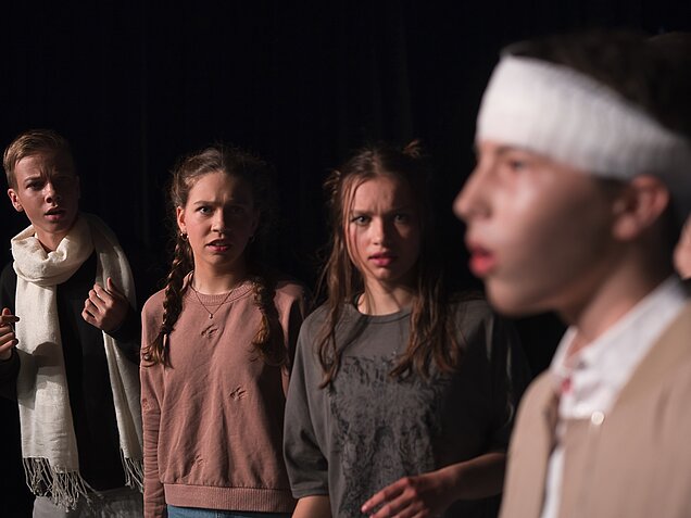 Schülerinnen und Schüler beim Theaterspiel
