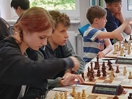Schülerin und Schüler bei einem Schachturnier