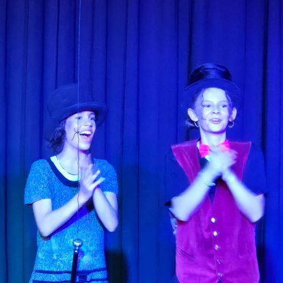 Schülerinnen spielen Theater